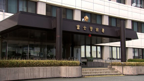 【なぜ? 10代女性2人にアダルト雑誌見せスマホを向けた疑い  36歳男を逮捕】 動機など捜査=静岡・富士市