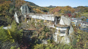 ｢壊すしかない｣と言われ続けた"岩に抱きつく廃墟"､大逆転の再生物語。廃墟好きが｢栃木のマヤカン｣と呼んだ施設は今