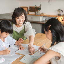 【夏休み】“夏休みの宿題ゼロ”の小学校が急増中！ 「受験組としてはありがたい」「子どもは自分から勉強しない」と賛否真っ二つも、廃止した学校で起こった意外な変化とは