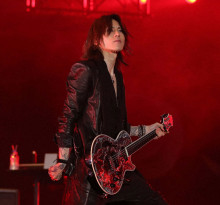 【報告】SUGIZO“腰椎骨折”激痛の中FNS歌謡祭出演していた「演奏には支障ないから大丈夫」