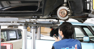 【経済】自動車整備工と事務職の年収逆転　人手不足でブルーカラー賃金伸びる